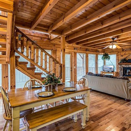 Secret Romance, 2 Bedrooms, Sleeps 8, Pool Table, Hot Tub, Arcade Gatlinburg Exteriör bild