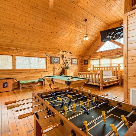 Secret Romance, 2 Bedrooms, Sleeps 8, Pool Table, Hot Tub, Arcade Gatlinburg Exteriör bild