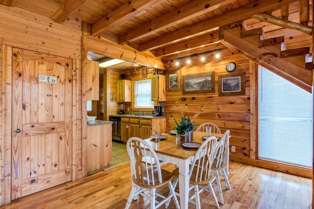 Secret Romance, 2 Bedrooms, Sleeps 8, Pool Table, Hot Tub, Arcade Gatlinburg Exteriör bild
