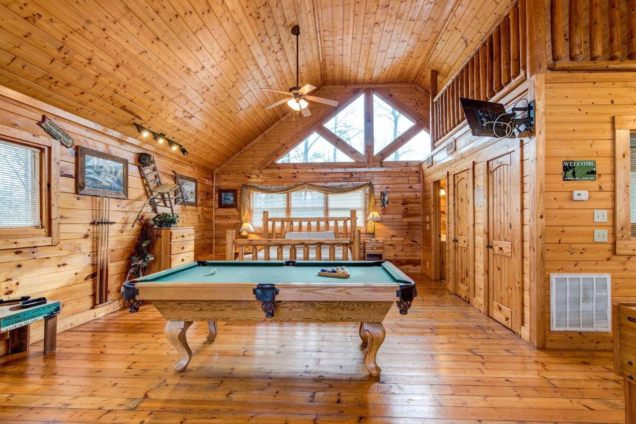 Secret Romance, 2 Bedrooms, Sleeps 8, Pool Table, Hot Tub, Arcade Gatlinburg Exteriör bild