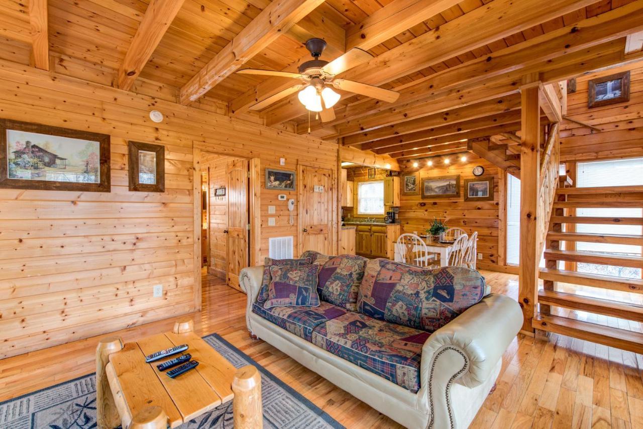 Secret Romance, 2 Bedrooms, Sleeps 8, Pool Table, Hot Tub, Arcade Gatlinburg Exteriör bild