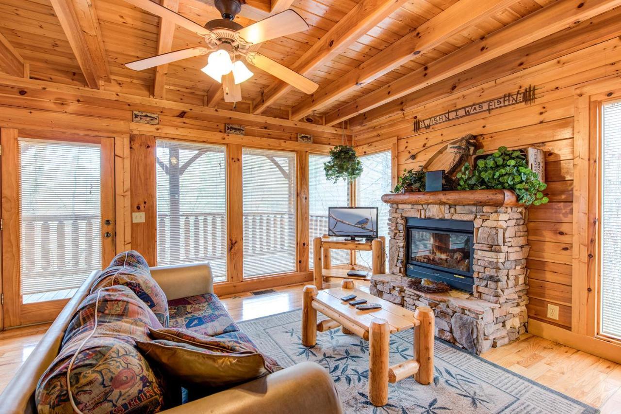 Secret Romance, 2 Bedrooms, Sleeps 8, Pool Table, Hot Tub, Arcade Gatlinburg Exteriör bild