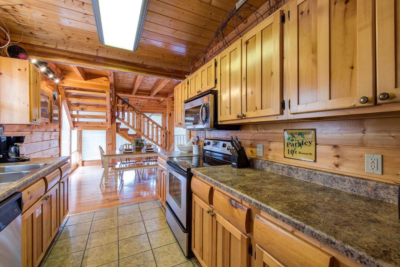 Secret Romance, 2 Bedrooms, Sleeps 8, Pool Table, Hot Tub, Arcade Gatlinburg Exteriör bild