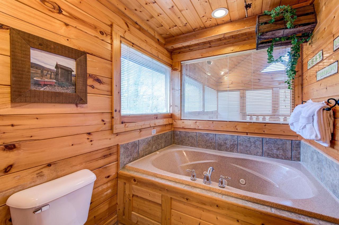 Secret Romance, 2 Bedrooms, Sleeps 8, Pool Table, Hot Tub, Arcade Gatlinburg Exteriör bild