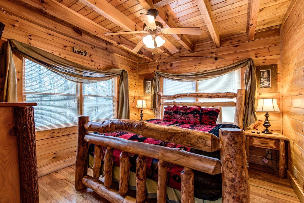 Secret Romance, 2 Bedrooms, Sleeps 8, Pool Table, Hot Tub, Arcade Gatlinburg Exteriör bild