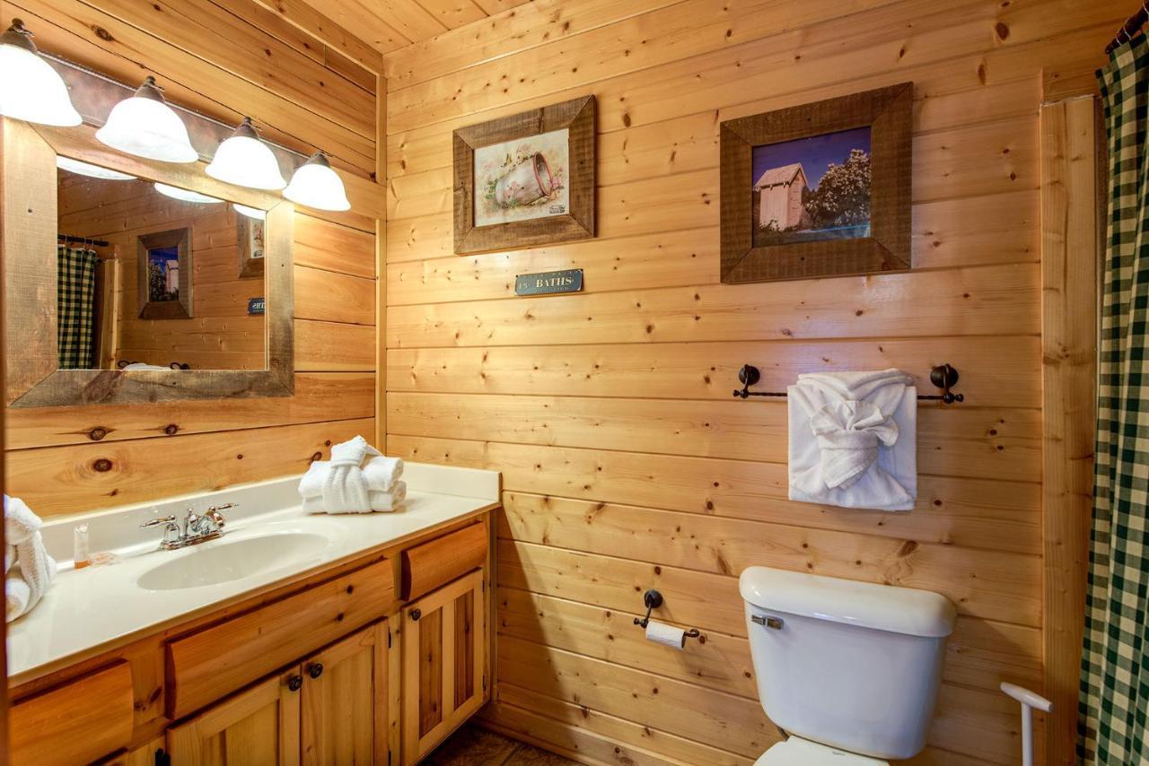 Secret Romance, 2 Bedrooms, Sleeps 8, Pool Table, Hot Tub, Arcade Gatlinburg Exteriör bild