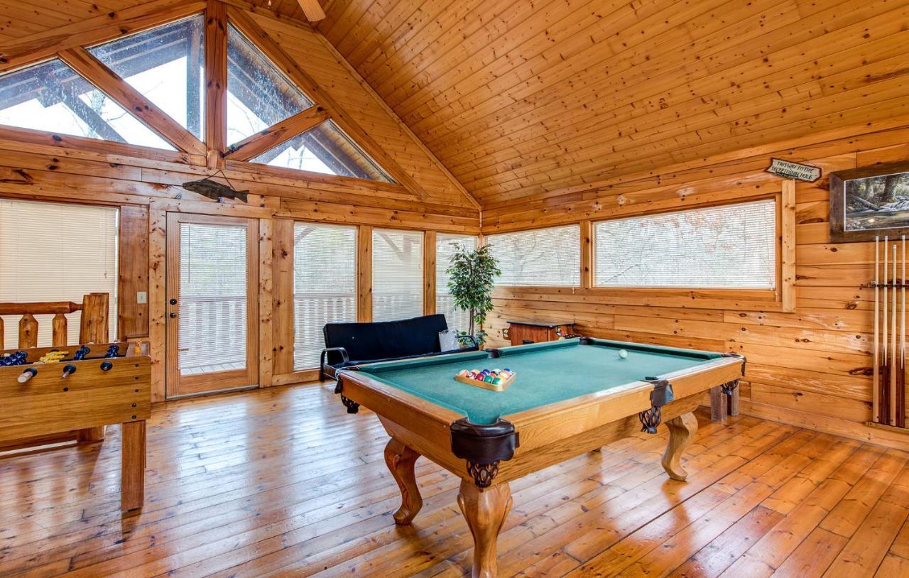 Secret Romance, 2 Bedrooms, Sleeps 8, Pool Table, Hot Tub, Arcade Gatlinburg Exteriör bild
