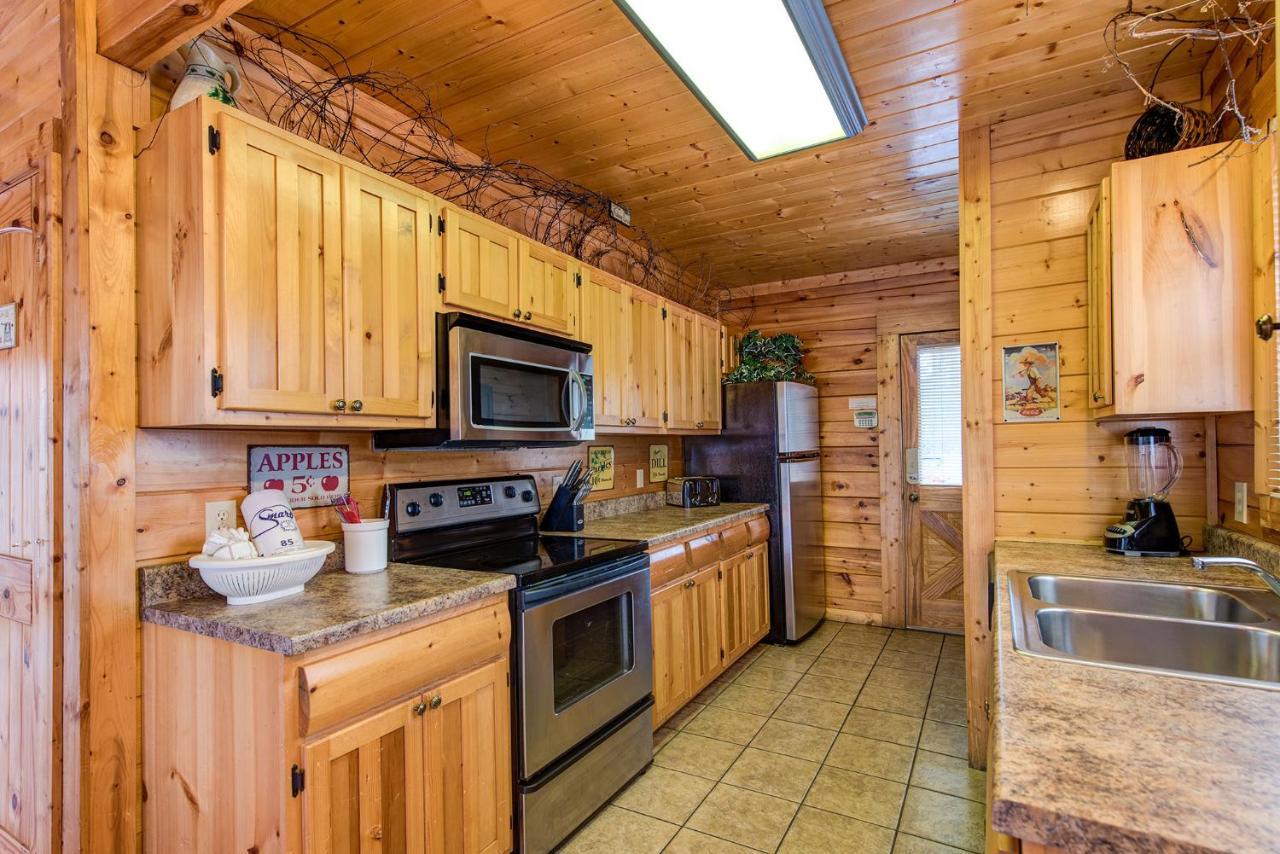 Secret Romance, 2 Bedrooms, Sleeps 8, Pool Table, Hot Tub, Arcade Gatlinburg Exteriör bild