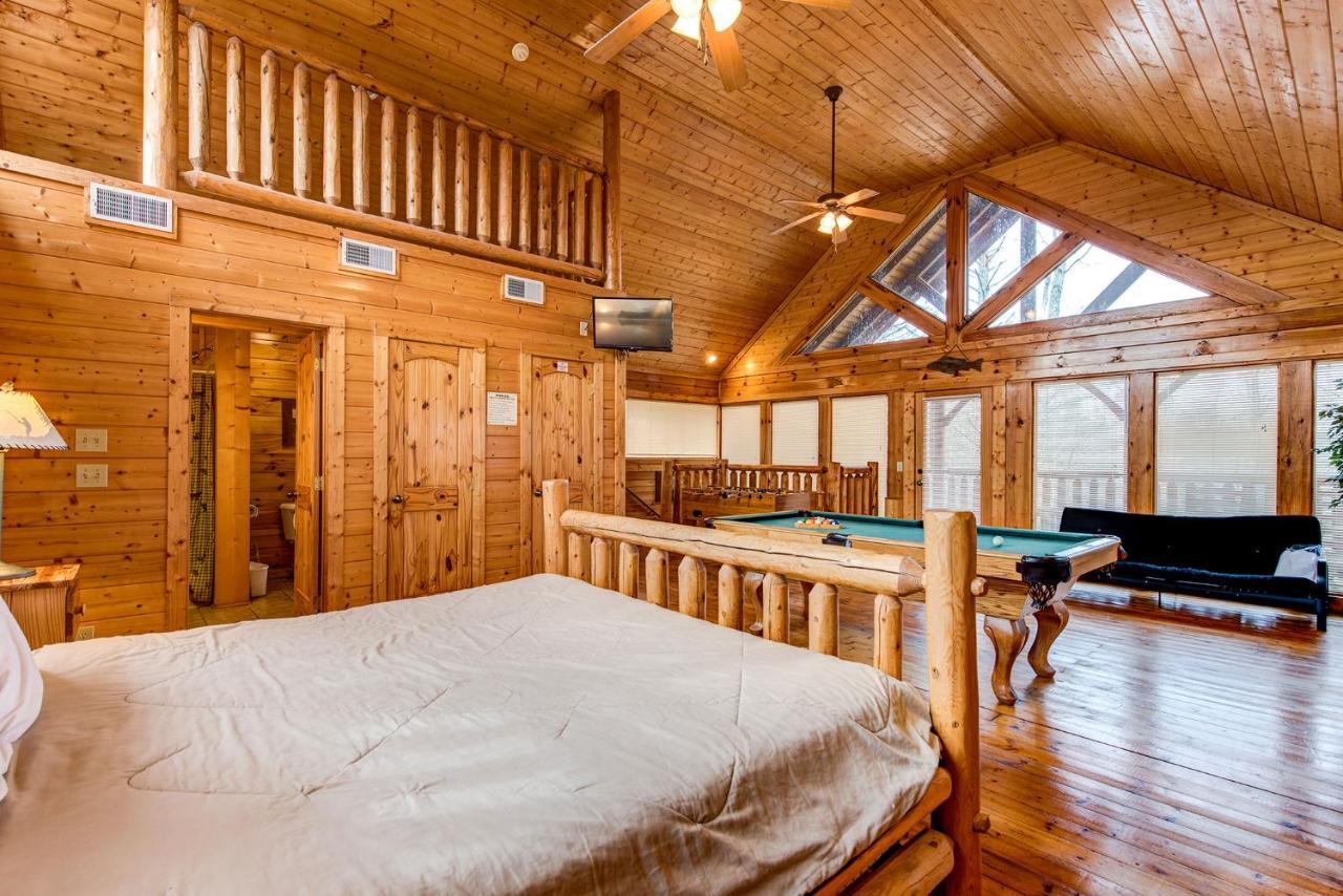 Secret Romance, 2 Bedrooms, Sleeps 8, Pool Table, Hot Tub, Arcade Gatlinburg Exteriör bild