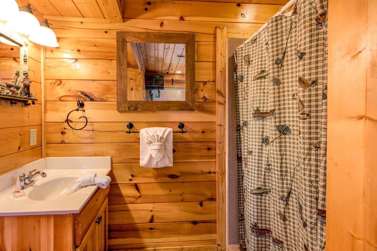 Secret Romance, 2 Bedrooms, Sleeps 8, Pool Table, Hot Tub, Arcade Gatlinburg Exteriör bild