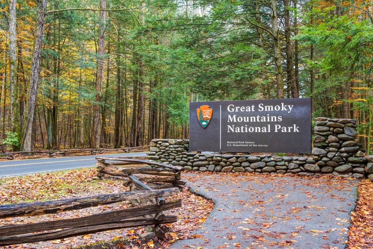 Secret Romance, 2 Bedrooms, Sleeps 8, Pool Table, Hot Tub, Arcade Gatlinburg Exteriör bild