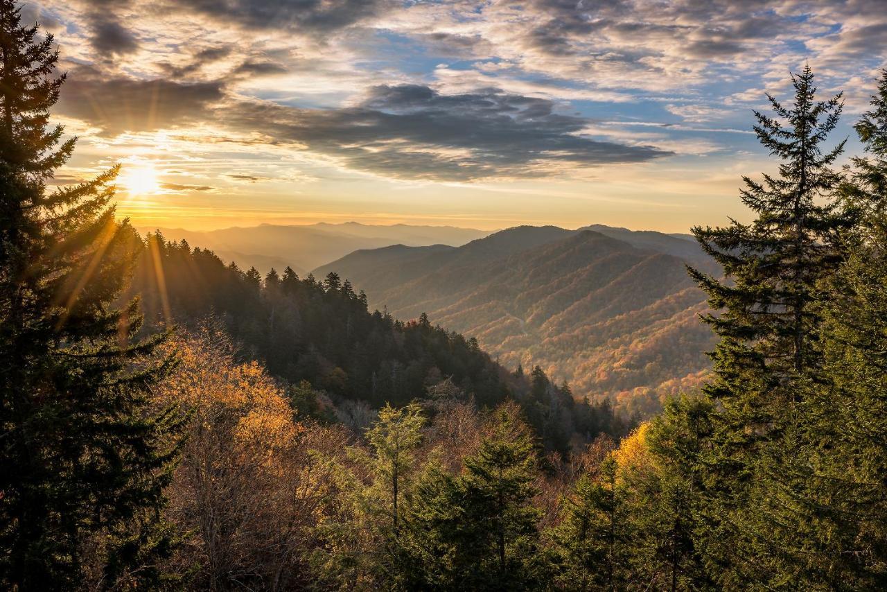 Secret Romance, 2 Bedrooms, Sleeps 8, Pool Table, Hot Tub, Arcade Gatlinburg Exteriör bild
